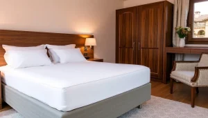 Materassi matrimoniali in un elegante letto matrimoniale accogliente per un sonno riposante.